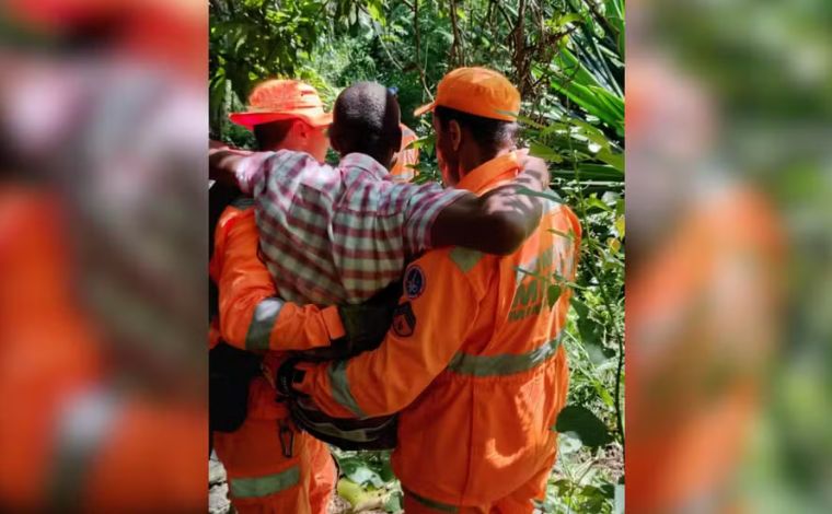 Homem é resgatado após cair em buraco de 3 metros e torcer o pé no interior de Minas
