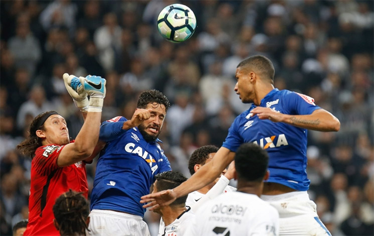 Cruzeiro produz pouco contra o líder e perde mais uma no Campeonato Brasileiro