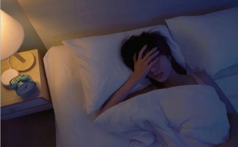 Não chegar ao sono profundo aumenta risco de Alzheimer, diz estudo