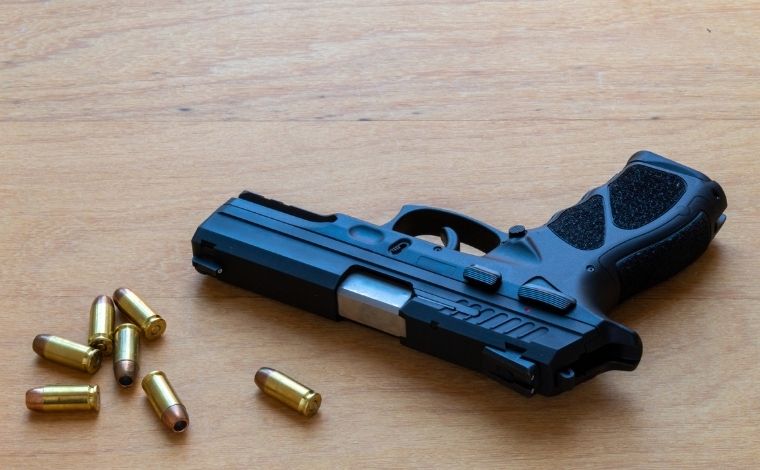 Homem é preso após apreensão de pistola calibre .40 e munições em residência de Sete Lagoas