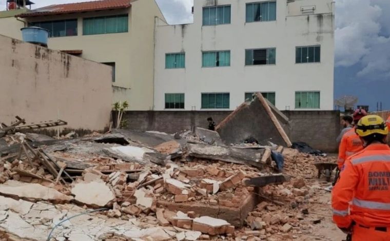 Foto: DivulgaÃ§Ã£o/CBMMG - Segundo o Corpo de Bombeiros, o trabalhador auxiliava na demoliÃ§Ã£o de um anexo do imÃ³vel no momento em que a laje da estrutura cedeu e caiu sobre ele