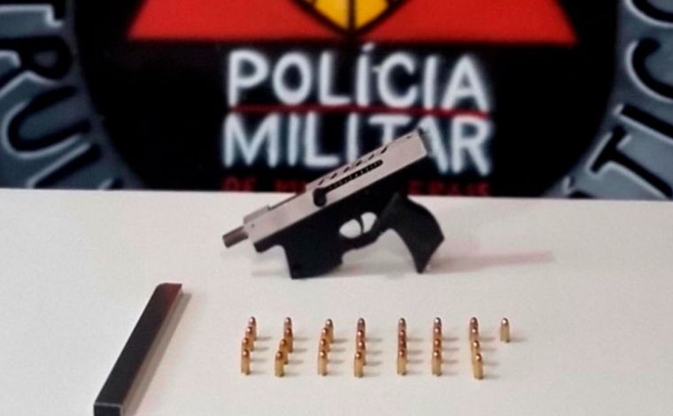 Foto: DivulgaÃ§Ã£o/PMMG - A PM realizava patrulhamento quando recebeu uma denÃºncia anÃ´nima informando que o casal havia desembarcado de um veÃ­culo e escondido um objeto em meio Ã  vegetaÃ§Ã£o na Rua SÃ£o Domingos