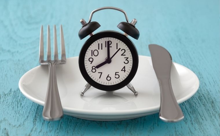 Foto: Getty Images - O jejum intermitente Ã© uma estratÃ©gia alimentar que alterna perÃ­odos de alimentaÃ§Ã£o e jejum, com mÃ©todos como o 16/8 ou a alternÃ¢ncia entre dias de alimentaÃ§Ã£o normal e jejum