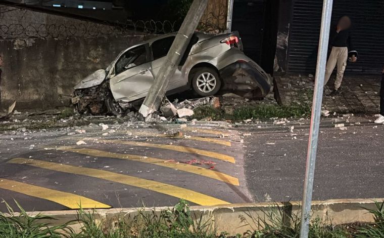 Vídeo: Mulher fica ferida após colisão de veículo contra poste em Sete Lagoas