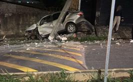 Vídeo: Mulher fica ferida após colisão de veículo contra poste em Sete Lagoas