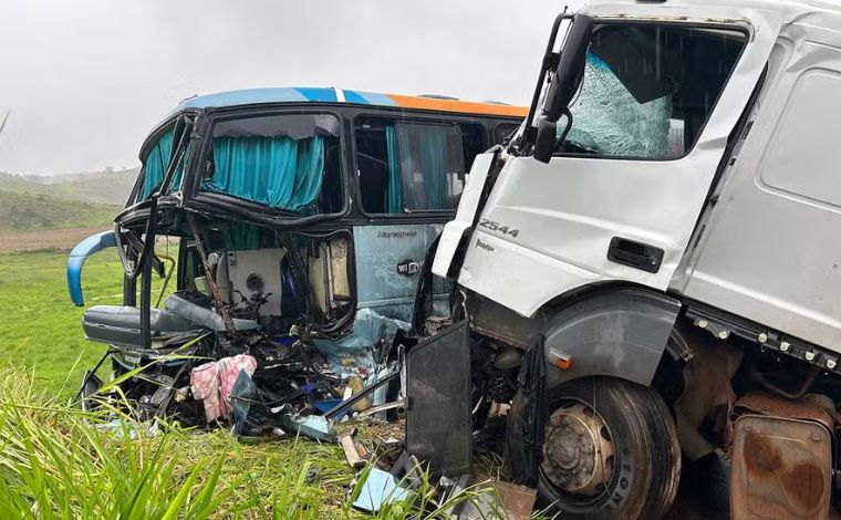 Acidente entre ônibus de turismo e carreta na BR-356 deixa um morto e 20 feridos em MG