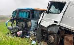 Acidente entre ônibus de turismo e carreta na BR-356 deixa um morto e 20 feridos em MG