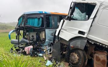 Acidente entre ônibus de turismo e carreta na BR-356 deixa um morto e 20 feridos em MG
