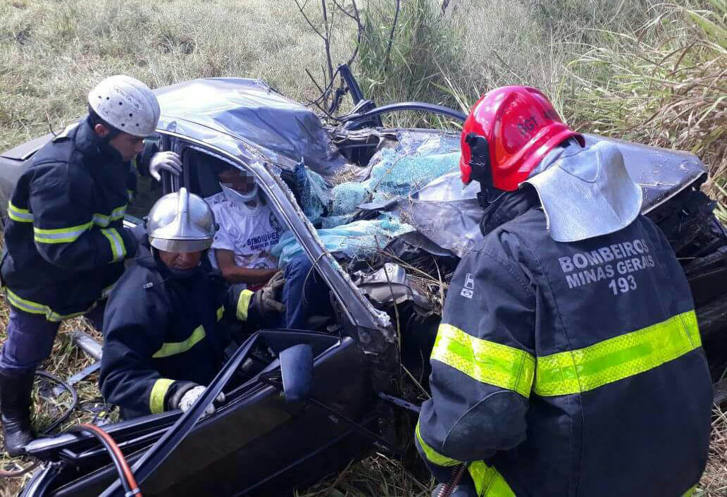 Motorista morre e passageiro fica ferido em acidente na MG 238, em Sete Lagoas