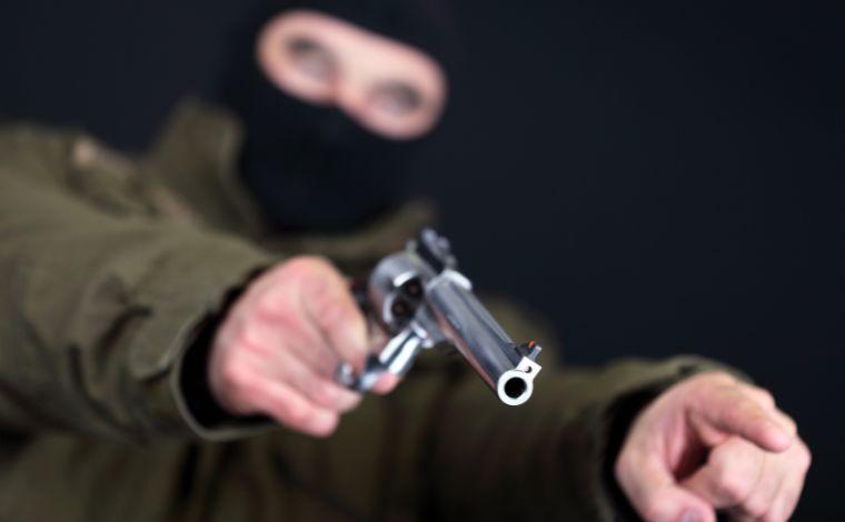 Foto: Ilustrativa - Segundo a PolÃ­cia Militar, os suspeitos chegaram em uma motocicleta vermelha e anunciaram o assalto ao entrar no escritÃ³rio. Eles renderam os funcionÃ¡rios e exigiram a abertura do cofre no setor financeiro