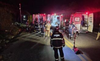 Cinco pessoas, incluindo um bebê, morrem após ônibus tombar na BR-251, em MG