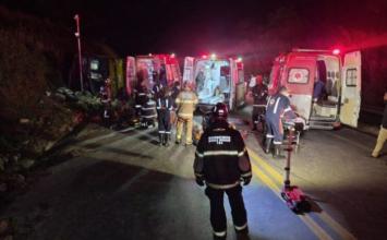 Cinco pessoas, incluindo um bebê, morrem após ônibus tombar na BR-251, em MG
