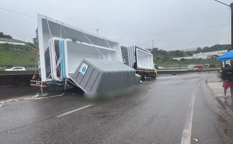  Foto: TV Globo - As informaÃ§Ãµes apontam que o acidente aconteceu no momento da carga e descarga da piscina, nas proximidades da loja que havia adquirido a mercadoria