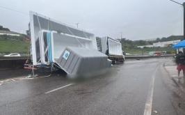 Motorista morre após piscina cair sobre ele na BR-381, na Grande BH