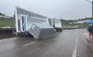 Motorista morre após piscina cair sobre ele na BR-381, na Grande BH