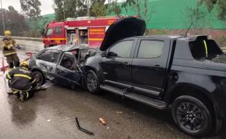 Batida entre carro e caminhonete deixa dois mortos na BR-040