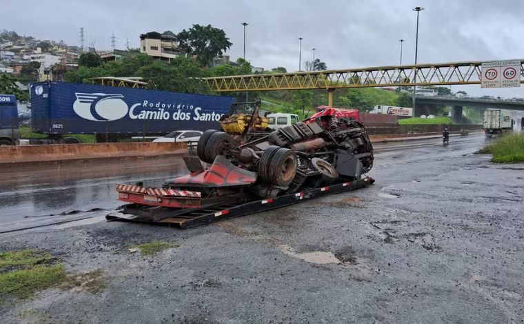 Carreta perde freio e colide com caminhão-baú no Anel Rodoviário de Belo Horizonte
