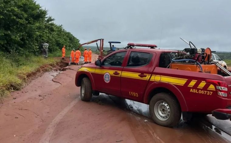 Homem é resgatado em estado grave após ficar com a cabeça presa sob carro em Minas Gerais