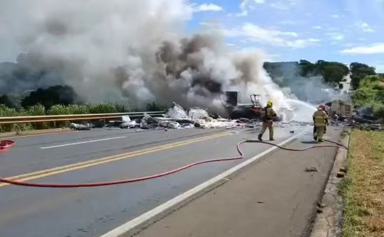 Foto: DivulgaÃ§Ã£o/PRF - De acordo com informaÃ§Ãµes iniciais do Corpo de Bombeiros, apÃ³s o impacto, a cabine de um dos veÃ­culos explodiu e foi tomada pelo fogo