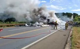 Colisão entre caminhões deixa um morto e interdita a BR-365, em Minas Gerais