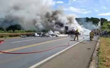 Colisão entre caminhões deixa um morto e interdita a BR-365, em Minas Gerais