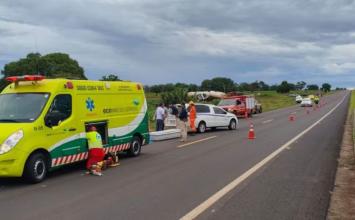 Batida entre carro e carreta deixa três mortos na BR-365, em MG