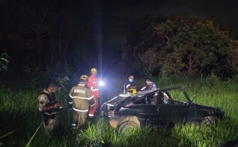 Motorista fica ferido após carro cair em barranco no bairro Bela Vista III, em Sete Lagoas