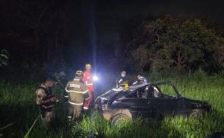 Motorista fica ferido após carro cair em barranco no bairro Bela Vista III, em Sete Lagoas