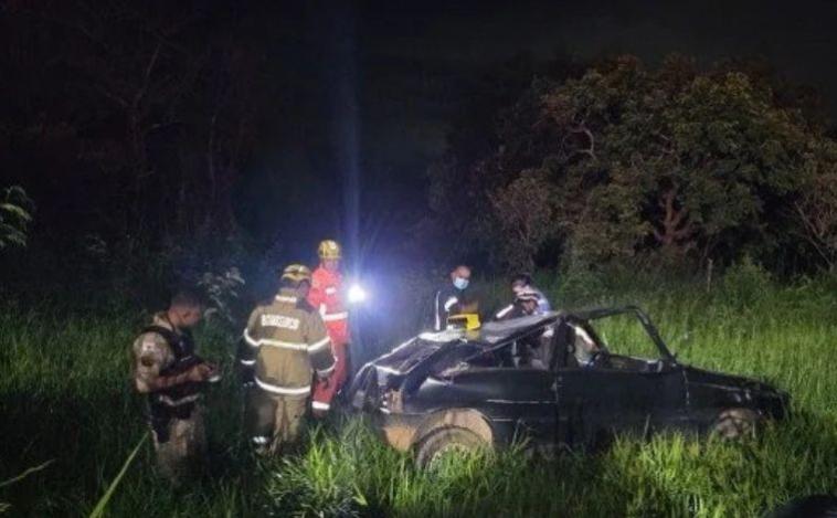 Motorista fica ferido após carro cair em barranco no bairro Bela Vista III, em Sete Lagoas