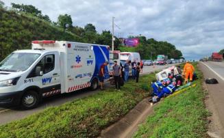 Colisão entre ônibus e ambulância deixa três feridos na BR-262, na Grande BH