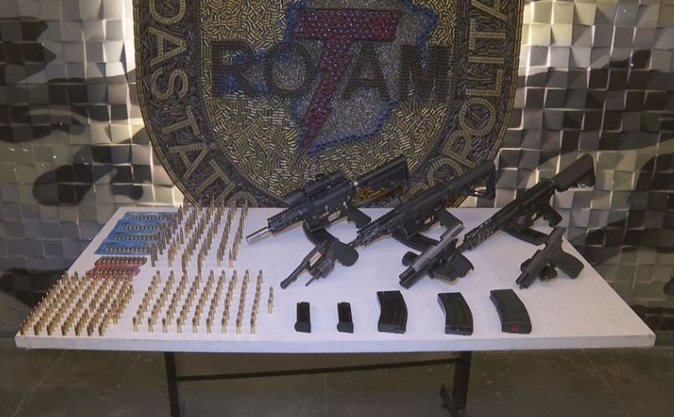 Foto: DivulgaÃ§Ã£o/PMMG - Os militares encontraram duas malas no interior do veÃ­culo. Dentro das bagagens, estavam trÃªs fuzis Colt M4 calibre 5,56 mm, duas pistolas calibre 9 mm, um revÃ³lver, cinco granadas explosivas e uma grande quantidade de muniÃ§Ãµes 