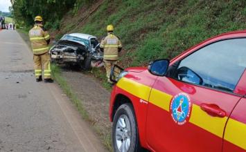 Motorista de 30 anos morre em colisão com carreta na BR-267, em MG