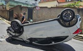 Motorista fica ferida após capotar carro ao ajustar cadeirinha do filho em BH