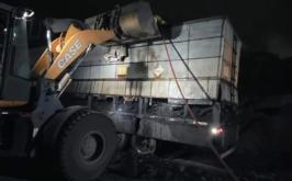 Carga de carvão pega fogo em pátio de empresa e mobiliza bombeiros em Sete Lagoas