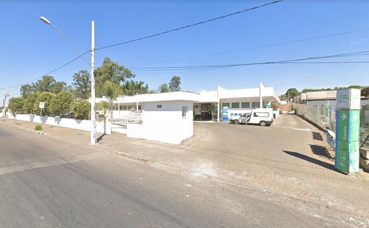 Foto: Street View - O detento aproveitou o momento em que as algemas foram retiradas para a realizaÃ§Ã£o de exames e evadiu da unidade de saÃºde, tentando escapar ao pular muros de residÃªncias vizinhas