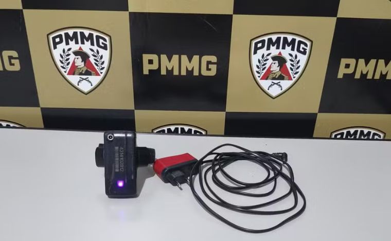 Foto: DivulgaÃ§Ã£o/PMMG - Os militares constataram que o suspeito rompeu a tornozeleira eletrÃ´nica com uma faca de cozinha antes de procurar a ex-companheira. Ele cumpria pena em regime semiaberto por homicÃ­dio