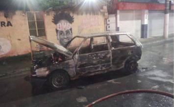 Carro é destruído por incêndio na região central de Sete Lagoas