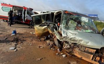 Acidente entre carro e van deixa três mortos e 11 feridos no interior de Minas