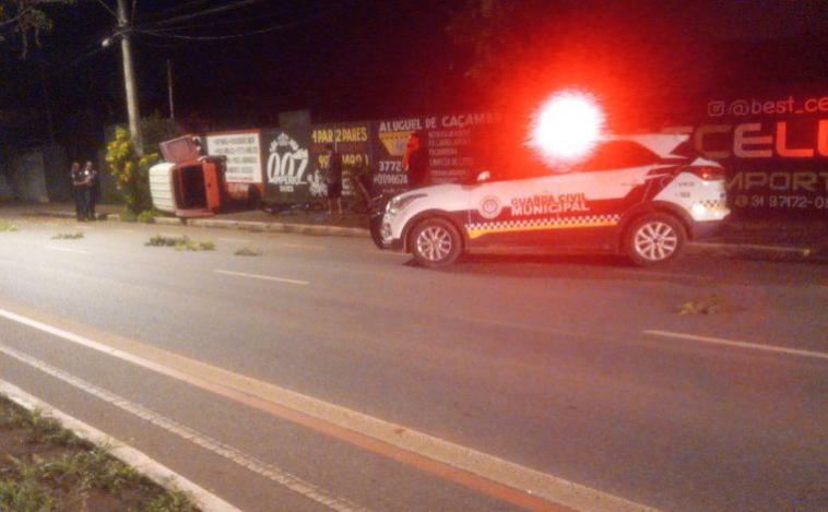 Motorista capota veículo após desviar de criança na Avenida Norte Sul em Sete Lagoas
