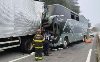 Colisão entre ônibus e caminhão deixa uma pessoa morta e sete feridos na BR-381, em MG