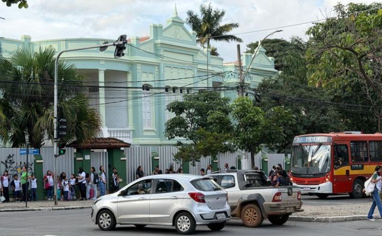 Foto: DivulgaÃ§Ã£o/PMSL - O trabalho inclui apoio Ã  travessia de pedestres, controle do fluxo de veÃ­culos e presenÃ§a constante das equipes nos perÃ­odos de maior movimentaÃ§Ã£o, especialmente nos horÃ¡rios de entrada e saÃ­da dos alunos