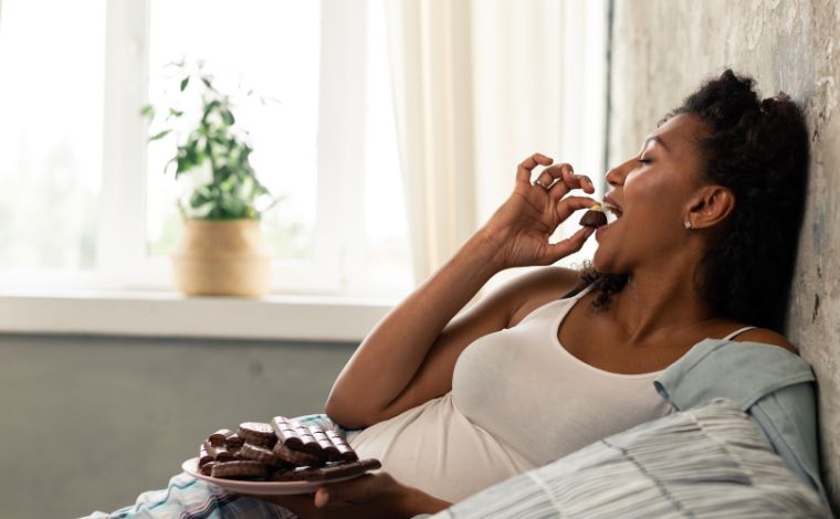 Vontade de doce à noite: sinais físicos e emocionais por trás do hábito