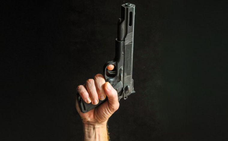 Foto: Ilustrativa - A PolÃ­cia Militar (PM) foi acionada depois de moradores relatarem tiros em frente a um imÃ³vel. Ao chegar ao endereÃ§o, os militares encontraram marcas de disparos no muro da residÃªncia