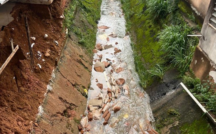 Vídeo: Muro de funerária desaba e caixões caem em córrego após fortes chuvas em MG