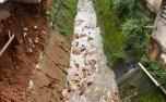 Muro de funerária desaba e caixões caem em córrego após fortes chuvas em MG
