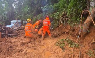 Homem morre após deslizamento de terra soterrar residência em Minas Gerais