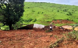 MG: Rompimento de açude provoca deslizamento de terra e mata quatro pessoas da mesma família 
