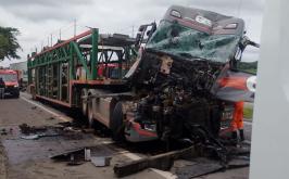 Vídeo: Colisão entre cegonheira e caminhão interdita BR-040 em Sete Lagoas