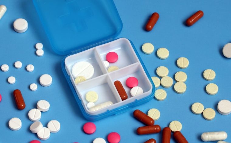 Foto: Shutterstock - Com a chegada do Carnaval, foliÃµes recorrem aos chamados âkits ressacaâ, que combinam analgÃ©sicos, antiÃ¡cidos e anti-inflamatÃ³rios para aliviar os efeitos do Ã¡lcool, mas a prÃ¡tica pode trazer riscos Ã  saÃºde