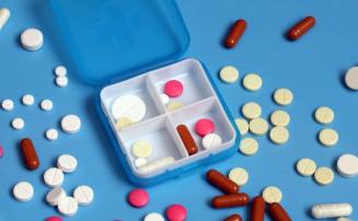 Kit ressaca: entenda os perigos de misturar álcool e medicamentos